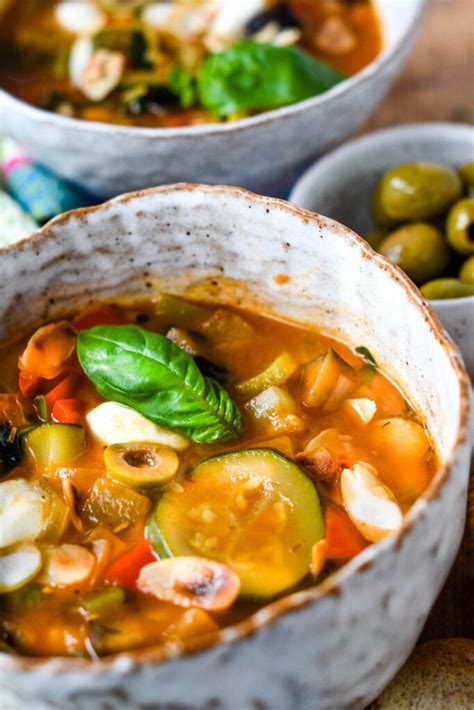 How does Mediterranean Vegetable Soup (12 oz) fit into your Daily Goals - calories, carbs, nutrition