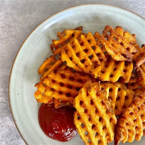 How does Medium Waffle Fries fit into your Daily Goals - calories, carbs, nutrition