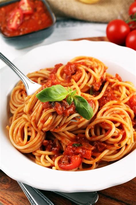 How does Minced Irish Beef in a Rich Tomato Bolognaise Sauce Pasta Bake fit into your Daily Goals - calories, carbs, nutrition