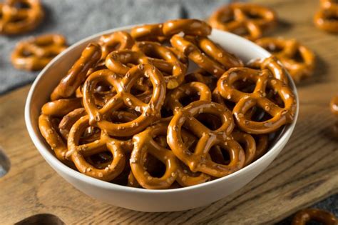 How does Mini Pretzels (Delta) fit into your Daily Goals - calories, carbs, nutrition