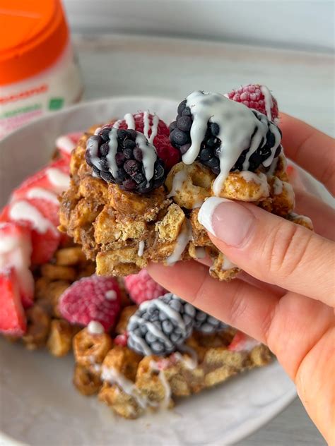 How does Mixed Berry Cereal Bar fit into your Daily Goals - calories, carbs, nutrition