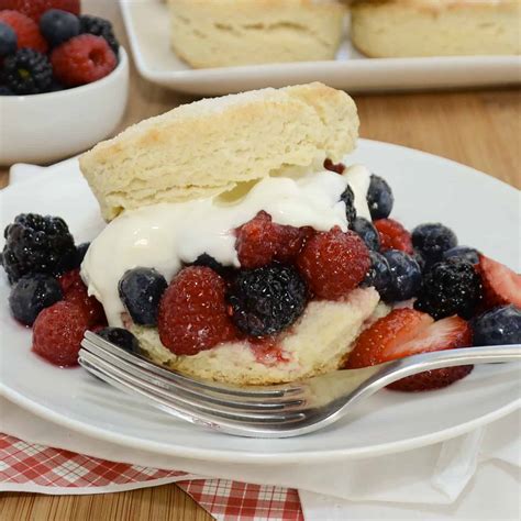 How does Mixed Berry Shortcake fit into your Daily Goals - calories, carbs, nutrition