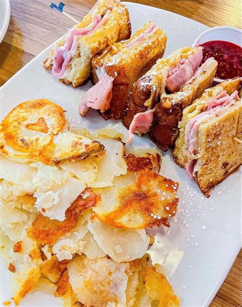 How does Monte Cristo Sand w/Rasp Sauce fit into your Daily Goals - calories, carbs, nutrition