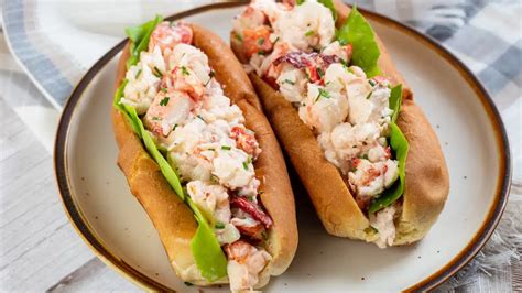 How does New England Lobster Roll Platter fit into your Daily Goals - calories, carbs, nutrition