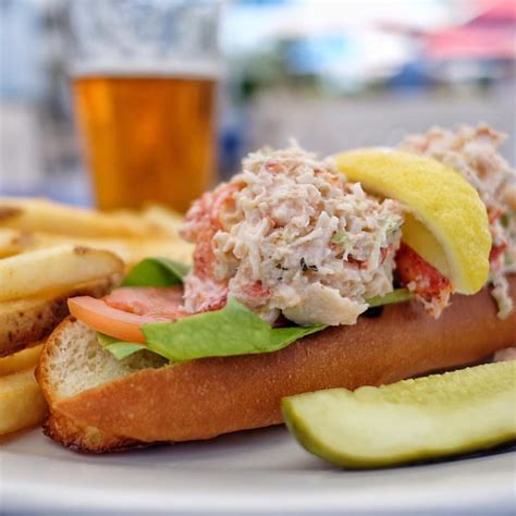 How does New England Lobster Sandwich (mini) fit into your Daily Goals - calories, carbs, nutrition