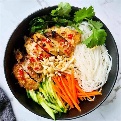 How does Noodle Bowl Chicken Lemongrass fit into your Daily Goals - calories, carbs, nutrition