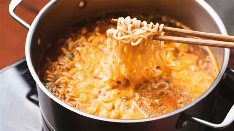 How does Noodle Pot Japanese Ramen fit into your Daily Goals - calories, carbs, nutrition