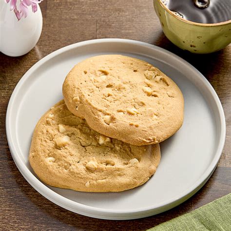 How does Otis Spunkmeyer White Chocolate Macadamia Cookie 4oz fit into your Daily Goals - calories, carbs, nutrition