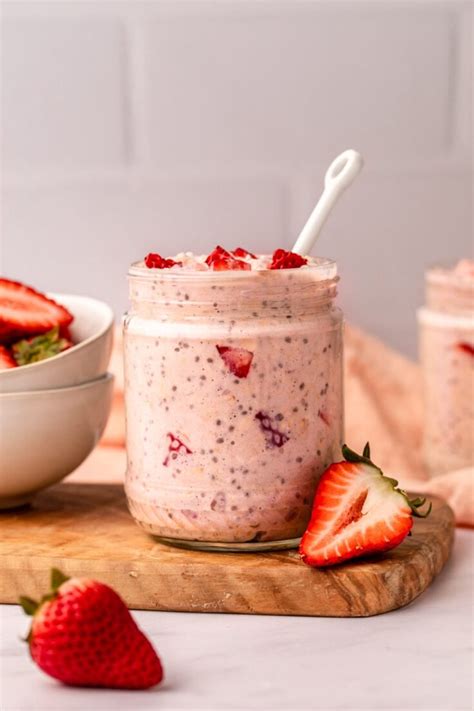 How does Overnight Strawberry Oatmeal fit into your Daily Goals - calories, carbs, nutrition