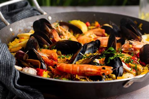 How does Paella Valenciana fit into your Daily Goals - calories, carbs, nutrition