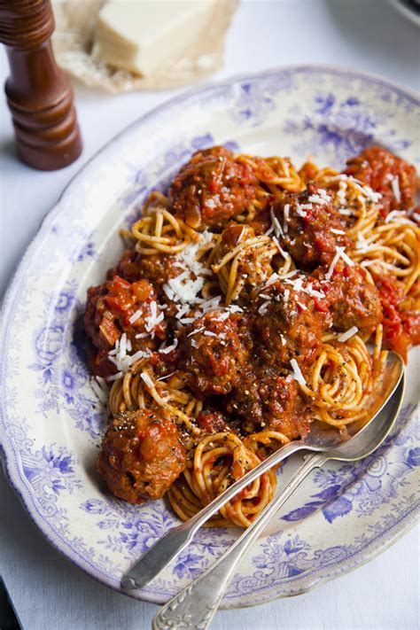 How does Pandinis Pasta Linguine with Meatballs fit into your Daily Goals - calories, carbs, nutrition