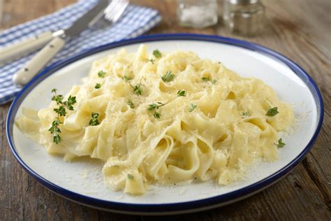 How does Pasta Alfredo (Reduced Fat) fit into your Daily Goals - calories, carbs, nutrition