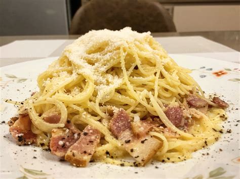 How does Pasta alla Carbonara fit into your Daily Goals - calories, carbs, nutrition