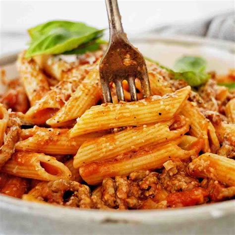 How does Penne w/ Bolognese Sauce fit into your Daily Goals - calories, carbs, nutrition