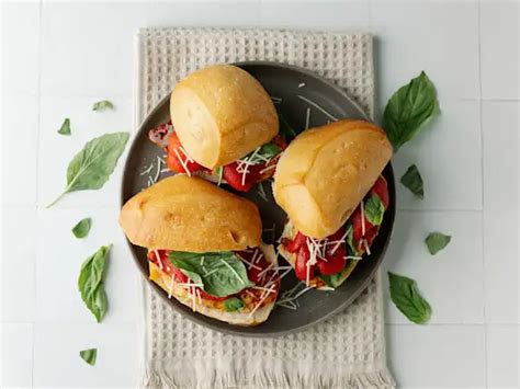 How does Peppered Chicken Sandwich fit into your Daily Goals - calories, carbs, nutrition