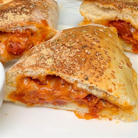 How does Pepperoni Calzone fit into your Daily Goals - calories, carbs, nutrition