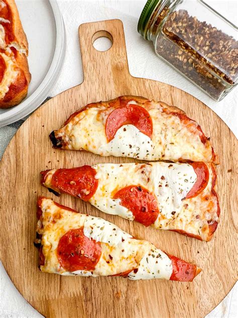 How does Pepperoni Flatbread Pizza fit into your Daily Goals - calories, carbs, nutrition