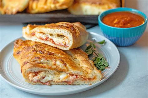 How does Pepperoni Lover's Calzone fit into your Daily Goals - calories, carbs, nutrition