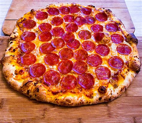 How does Pepperoni Pizza fit into your Daily Goals - calories, carbs, nutrition