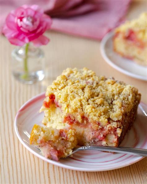 How does Pineapple Streusel Coffee Cake fit into your Daily Goals - calories, carbs, nutrition