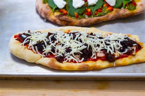 How does Pizza Snowshoe Cheese Cut 8 fit into your Daily Goals - calories, carbs, nutrition