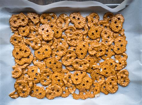 How does Pretzel Crackers fit into your Daily Goals - calories, carbs, nutrition