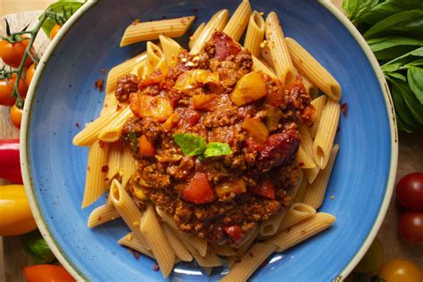 How does Quorn Bolognaise served with a Fresh Green Salad fit into your Daily Goals - calories, carbs, nutrition
