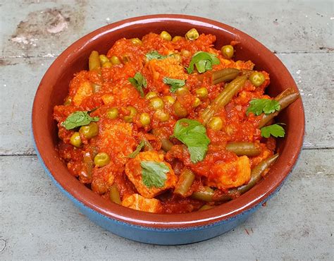 How does Quorn Chorizo with a Spicy Tomato Sauce on a bed of Spaghetti fit into your Daily Goals - calories, carbs, nutrition