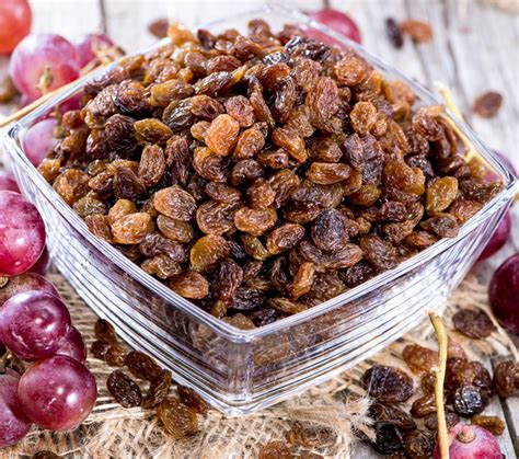 How does Raisins, seedless fit into your Daily Goals - calories, carbs, nutrition