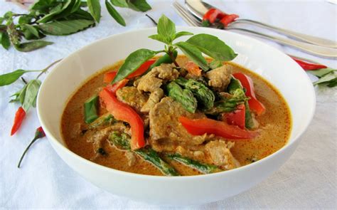 How does Red Thai Curried Pork fit into your Daily Goals - calories, carbs, nutrition