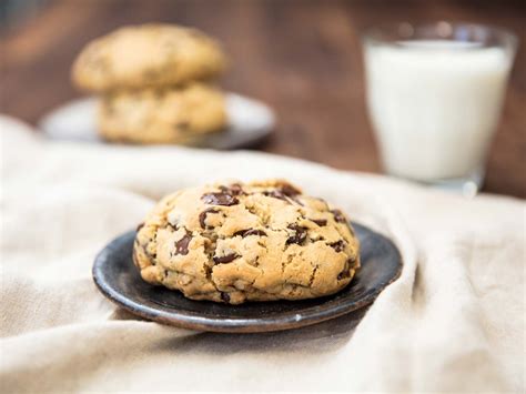 How does Reduced Fat Chocolate Chip Cookie fit into your Daily Goals - calories, carbs, nutrition