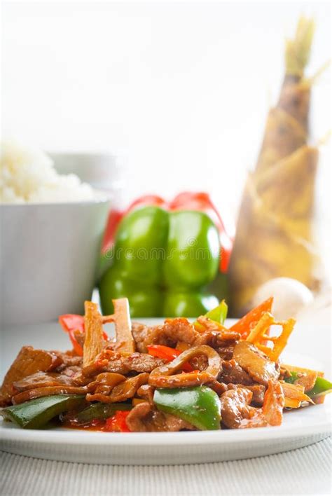 How does Restaurant, Chinese, beef and vegetables fit into your Daily Goals - calories, carbs, nutrition