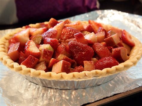 How does Rhubarb Strawberry Pie fit into your Daily Goals - calories, carbs, nutrition