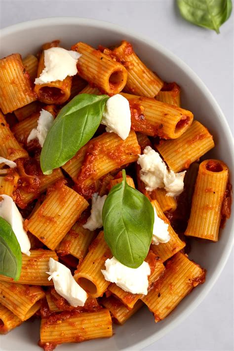 How does Rigatoni Pomodora fit into your Daily Goals - calories, carbs, nutrition
