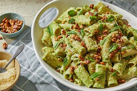 How does Rigatoni in Sauce with Broccoli & White Chicken fit into your Daily Goals - calories, carbs, nutrition
