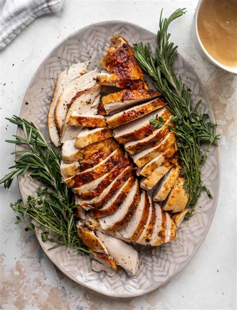 How does Roast Turkey Breast fit into your Daily Goals - calories, carbs, nutrition