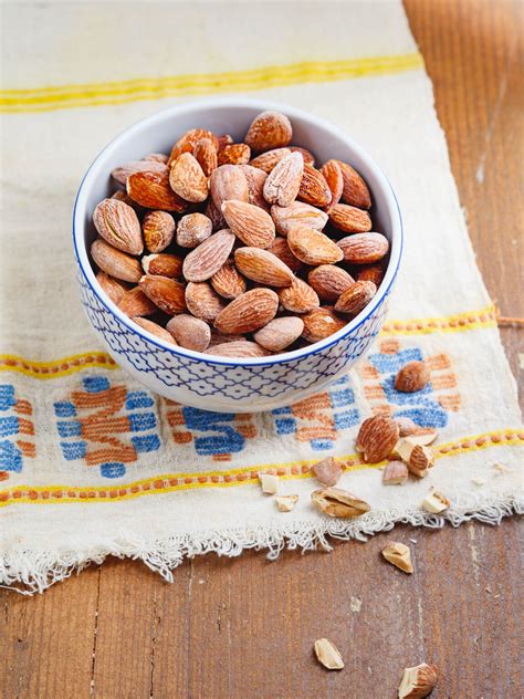 How does Roasted Sea Salt Almonds fit into your Daily Goals - calories, carbs, nutrition