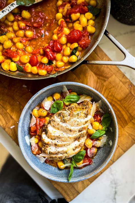 How does Rosemary Garlic Chicken Plate fit into your Daily Goals - calories, carbs, nutrition