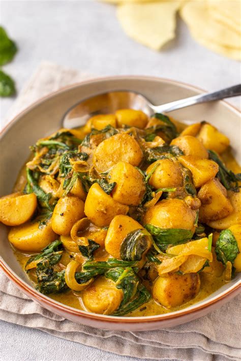 How does Saag Aloo (v) fit into your Daily Goals - calories, carbs, nutrition