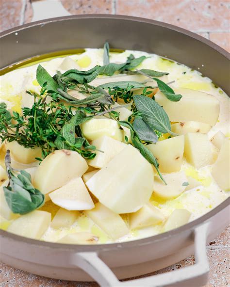 How does Sage Mashed Potatoes fit into your Daily Goals - calories, carbs, nutrition