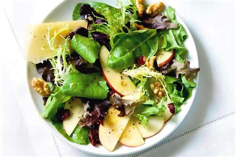 How does Salad Entree Apple Parmesan & Arugula Naan fit into your Daily Goals - calories, carbs, nutrition