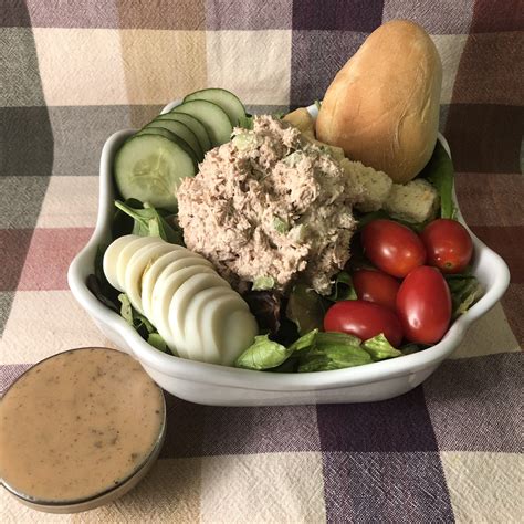 How does Salad Entree Tuna Fish Platter fit into your Daily Goals - calories, carbs, nutrition