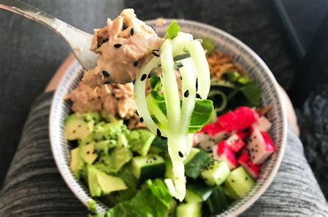 How does Salade pok? bowl tonijn fit into your Daily Goals - calories, carbs, nutrition