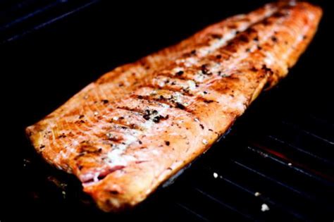 How does Salmon Atlantic Fresh Simply Grilled 4 oz fit into your Daily Goals - calories, carbs, nutrition