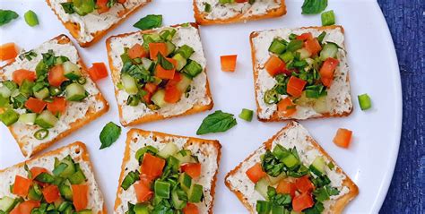 How does Salsa and Cream Cheese Crackers fit into your Daily Goals - calories, carbs, nutrition