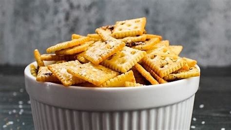 How does Saltines fit into your Daily Goals - calories, carbs, nutrition