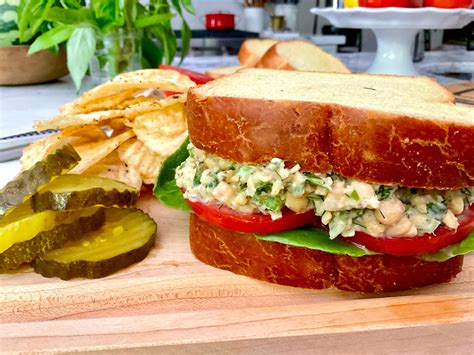 How does Sammies Sand Tuna Salad Club Roll fit into your Daily Goals - calories, carbs, nutrition