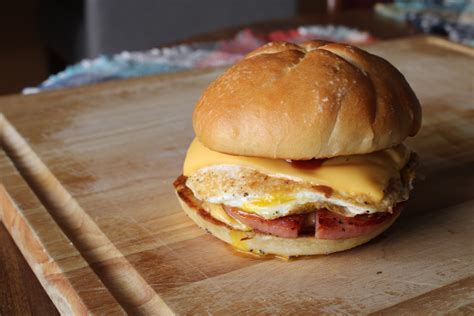 How does Sand Brkf Kaiser Roll Ham Egg & Cheese fit into your Daily Goals - calories, carbs, nutrition