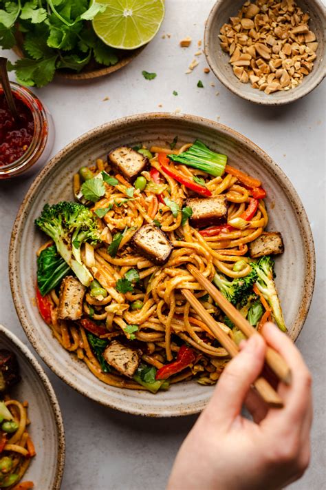 How does Satay Noodles fit into your Daily Goals - calories, carbs, nutrition