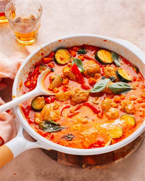 How does Sauce Thai Red Curry 2 Tbsp fit into your Daily Goals - calories, carbs, nutrition